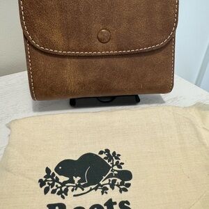 Roots NWOT Brown Leather Compact wallet